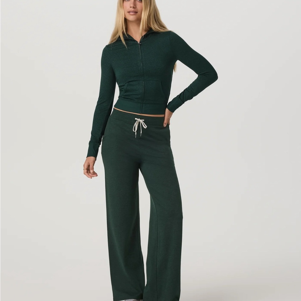 Vuori women’s essential wide leg pant SHORT size small!